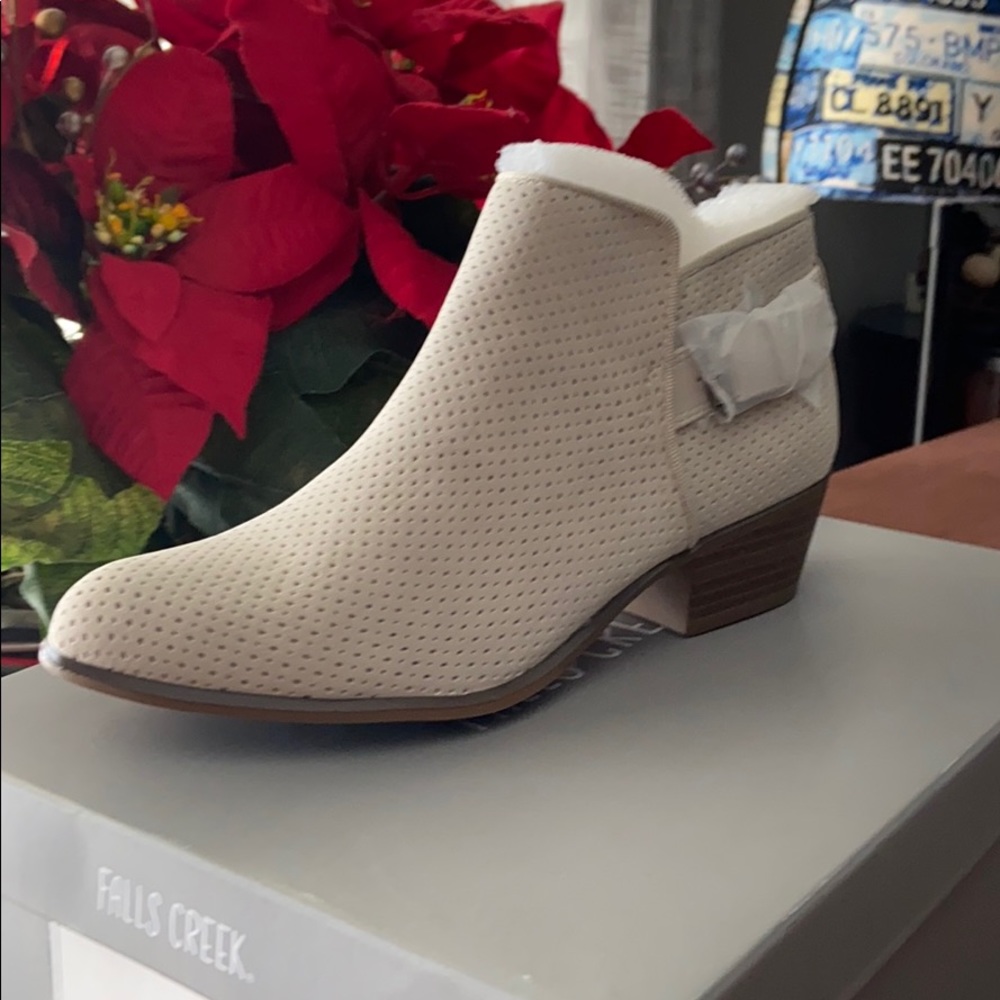 7M Booties cream color